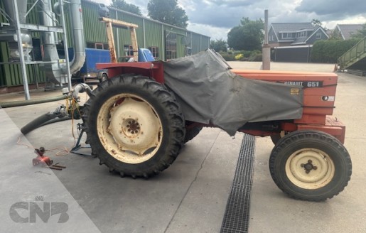 Foto van Tractor-Renault met beregeningspomp