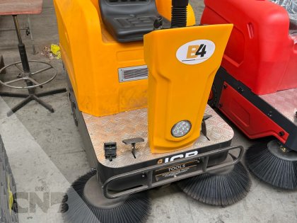 Zelfrijdende veegmachine-JCB